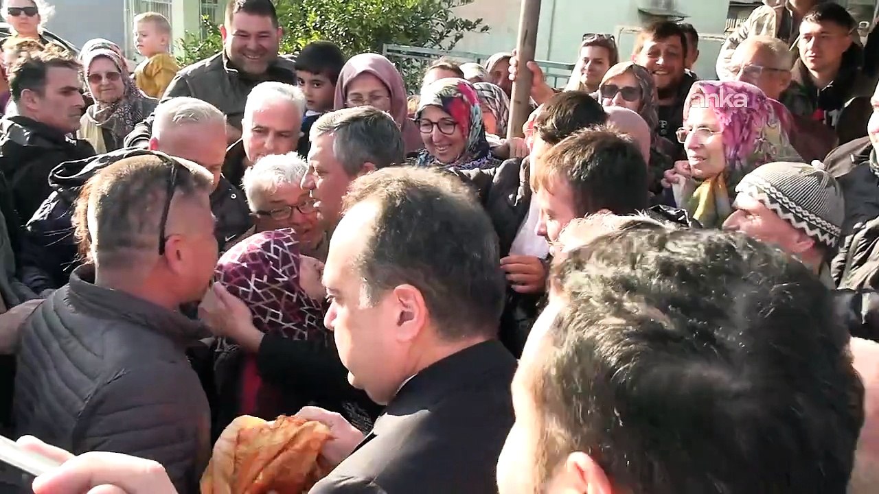 Özgür Özel’in konvoyu Ahmetli’de yurttaşlar tarafından durduruldu