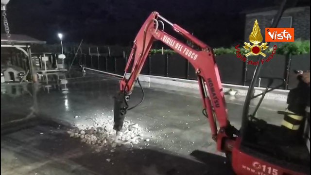 Cagnolino intrappolato in una tubatura, i Vigili del fuoco salvano il piccolo Teddy