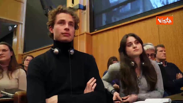 Standing ovation degli studenti francesi per Zelensky a Sciences Po Paris