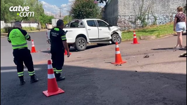 Dois carros batem no bairro Neva, em Cascavel
