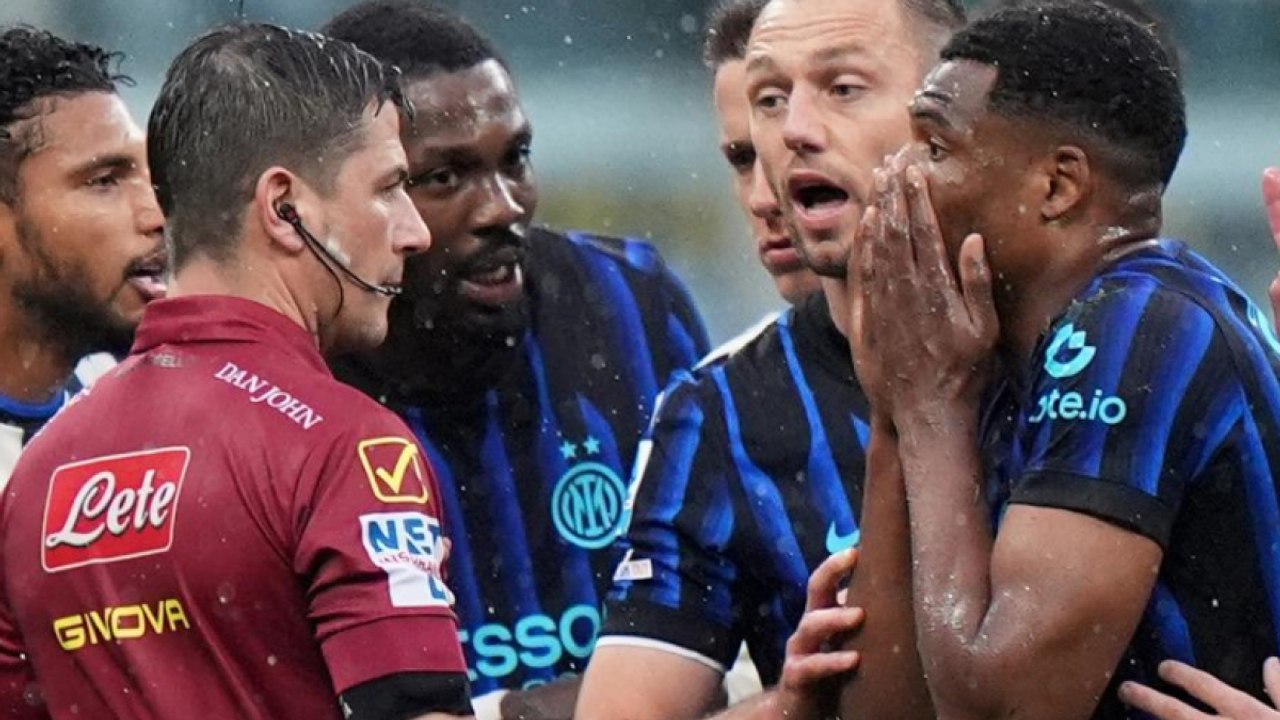 Furia Inter: le proteste sul gol dell'Atalanta, il rosso a Chivu e il rigore reclamato: i 5 minuti folli di San Siro - cosa è successo