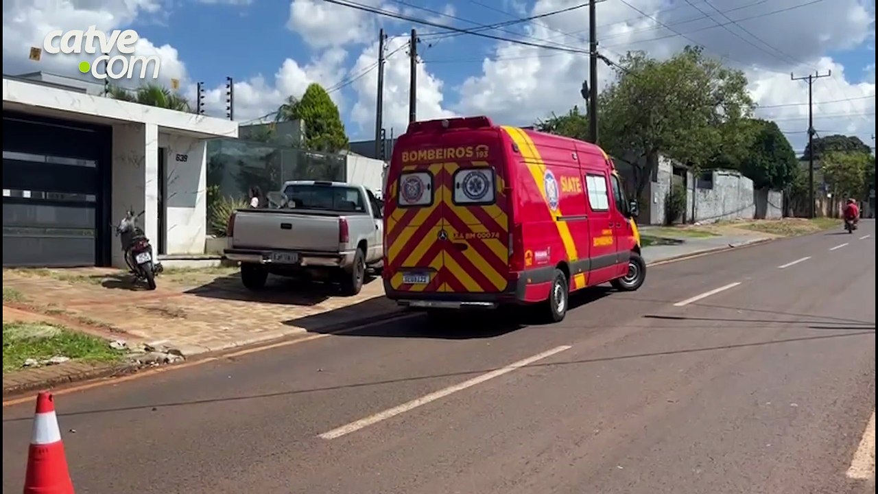 Acidente entre carro e moto deixa jovem ferido no Centro de Cascavel