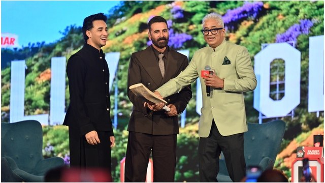 Akshay Kumar teaches dance steps to Abhishek Sharma, cricketer promises special gift