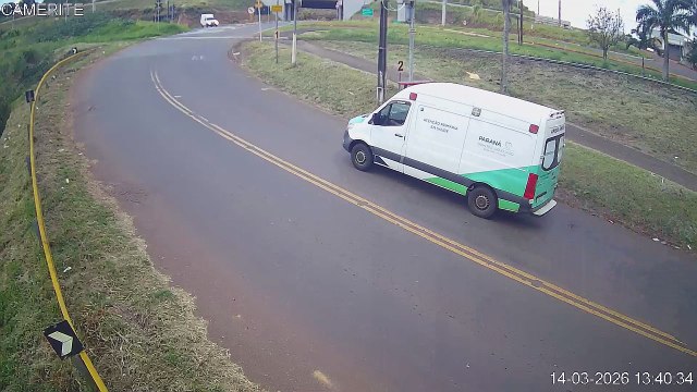 Colisão entre trem e ambulância é registrada em Jandaia; veja flagrante