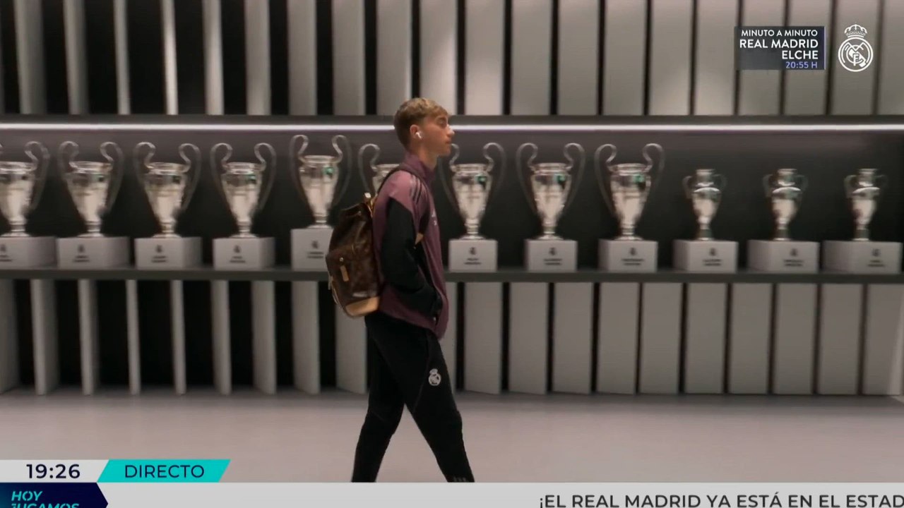 El saludo de Florentino con todos los jugadores del Madrid antes de medirse al Elche:  muy atentos a Vinicius, Arbeloa y Pintus