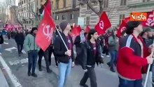 Il corteo dei centri sociali contro referendum, guerra e Governo a Roma