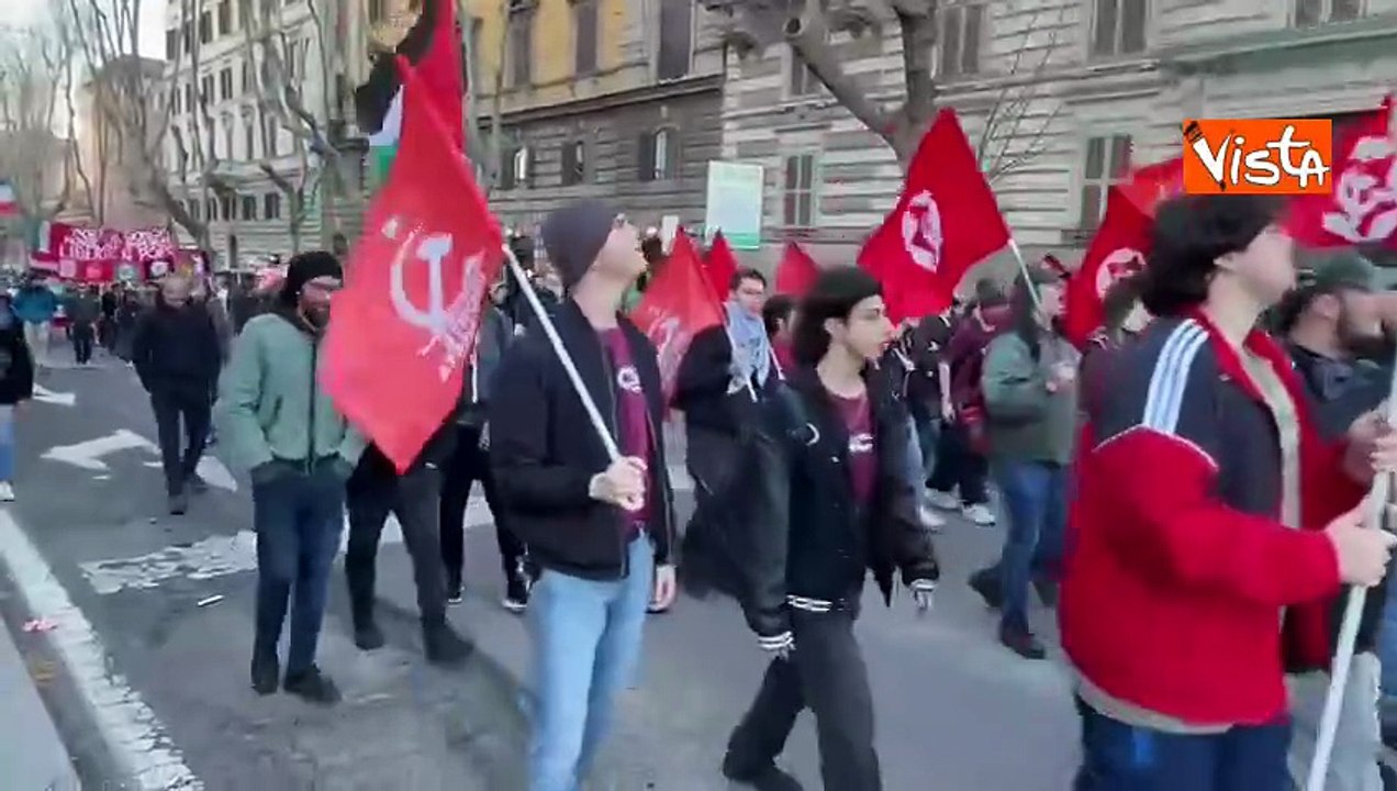 Il corteo dei centri sociali contro referendum, guerra e Governo a Roma
