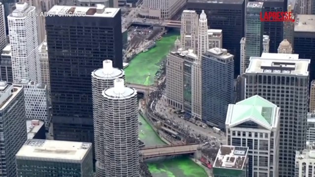 Il fiume Chicago si tinge di verde per il giorno di San Patrizio