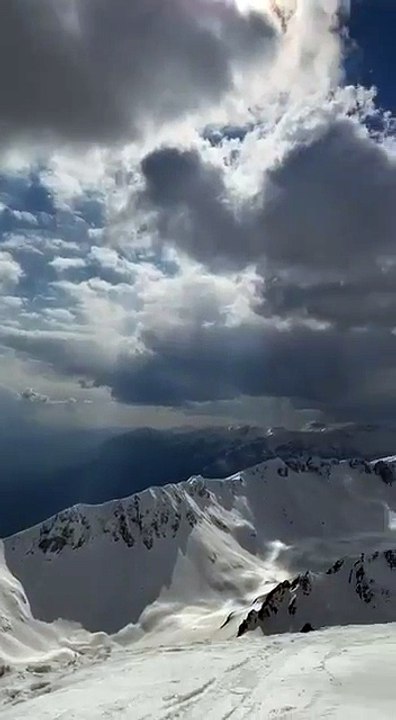 Dy kosovarë skijojnë për herë të parë në Majën e Shenjtë të Shkëlzenit