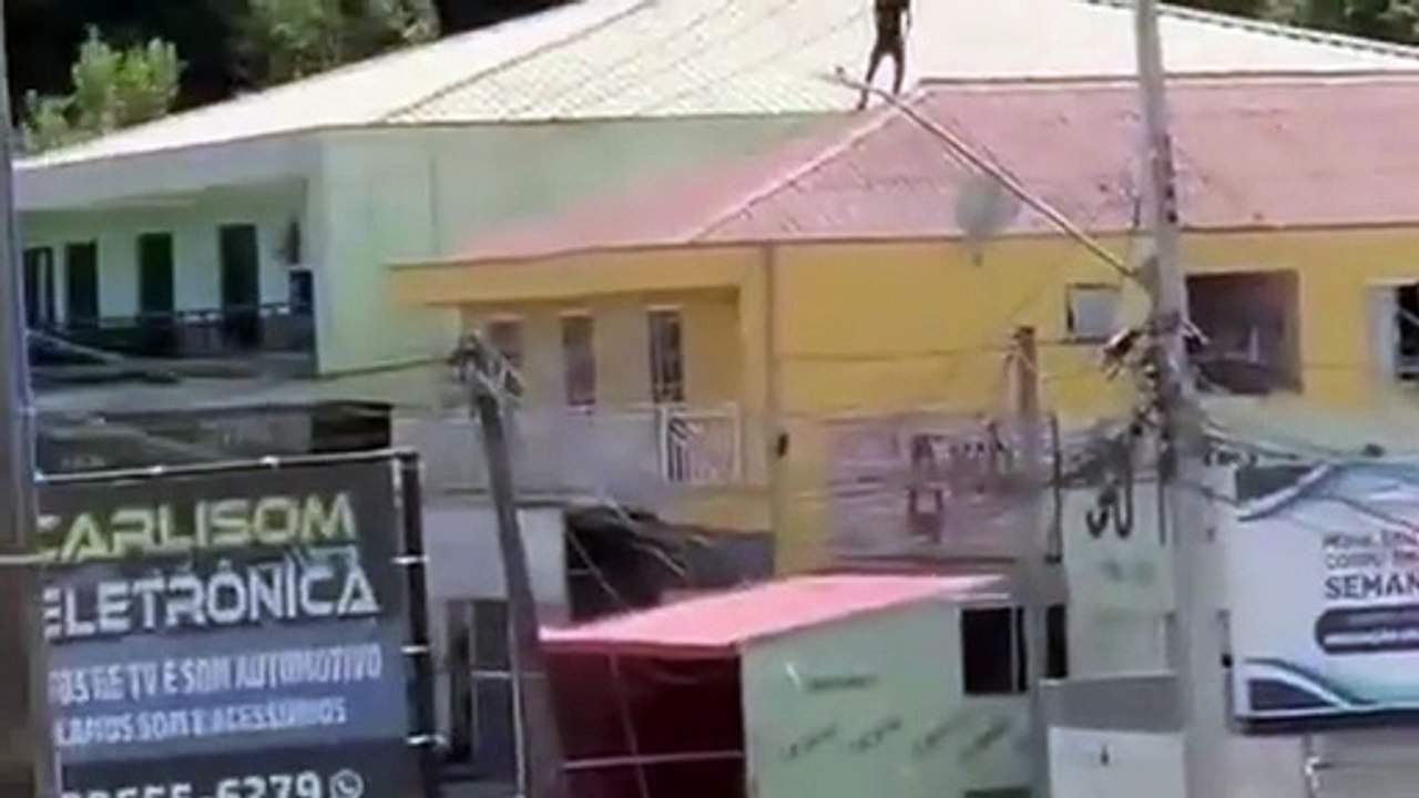 Vídeo: suspeito cai de telhado ao tentar fugir após furto de veículo no Paraná