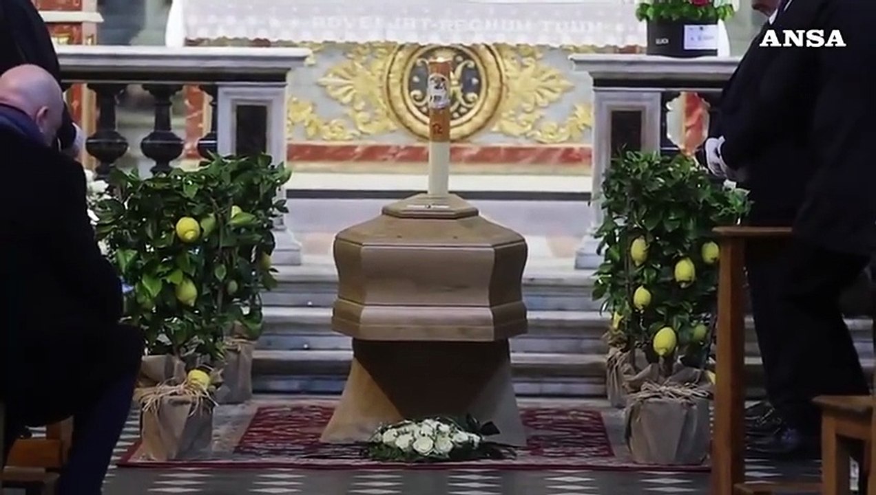 Enrica Bonaccorti, bagno di folla ai funerali a Roma