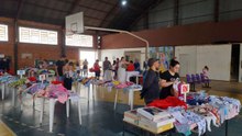 Apae realiza bazar infantil com diversas peças de roupas e calçados