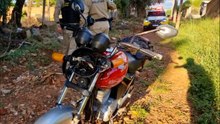 Motociclista tenta fugir de abordagem da PM, mas bate em poste