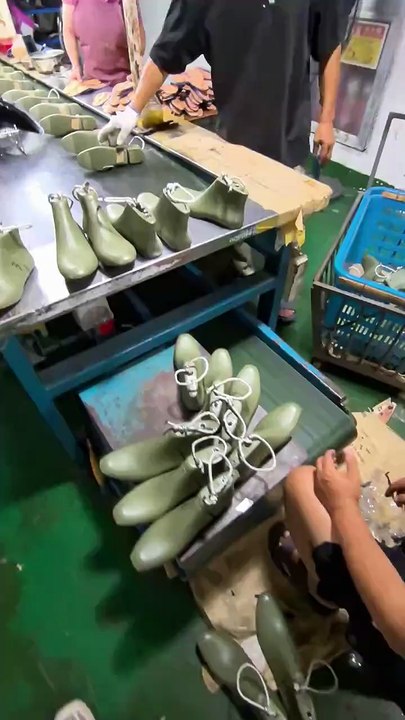 The Art of Handmade Shoes 👞 #shoemaking #leathercraft #handmade #craftsmanship #footwear