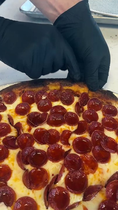 Extra cheesy pepperoni pizza 😮‍💨