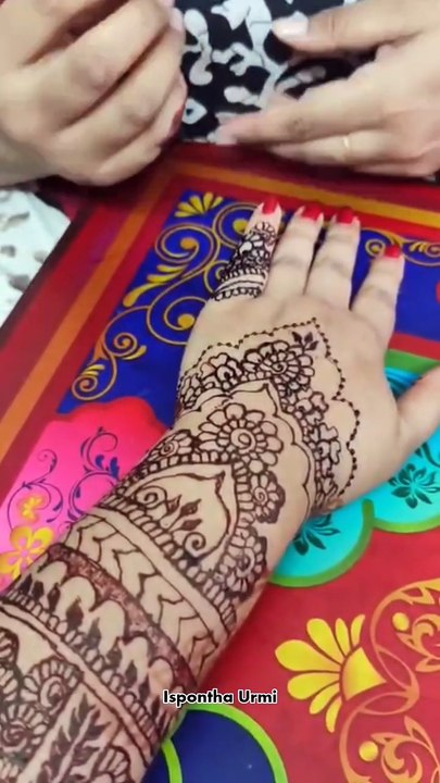 হাতে মেহেদি মানেই অন্যরকম ভালো লাগা 🌿 |  M.S.Naima Henna Artist |  Ispontha Urmi #OrganicMehendi #InstantMehendi #isponthaurmi #MehendiDesign #HennaArt #OrganicHenna #BridalMehendi #EidMehendi #HennaDesign #MehendiLove #simplemehendi  #backhandmehendides