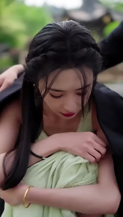 As an adopted daughter, she never got a trace of family affection and preference, and when she became an adult, she was coveted by her adoptive brother because of her beauty, and was isolated by the whole family, so that she could completely see the cold-