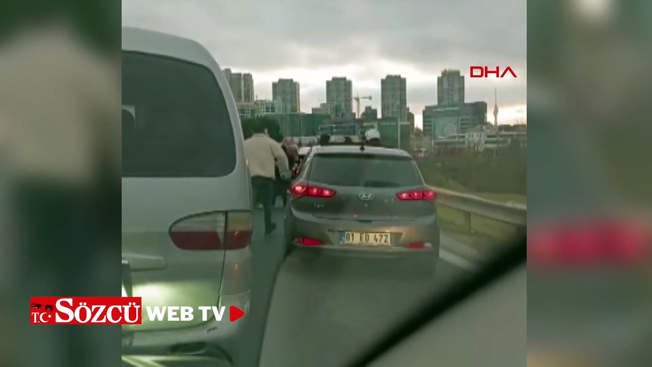 Ümraniye'de trafikte tekmeli yumruklu yol kavgası kamerada