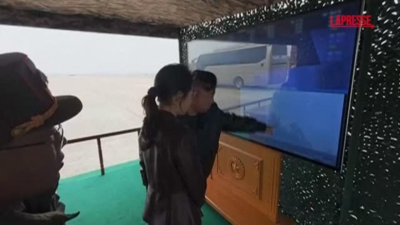 Kim Jong Un e la figlia di 13 anni assistono a un'esercitazione militare