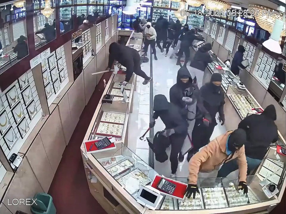 La police américaine diffuse les images de deux douzaines de braqueurs vêtus de noir, cagoulés et gantés qui volent 1,7 million de dollars de bijoux en... 70 secondes