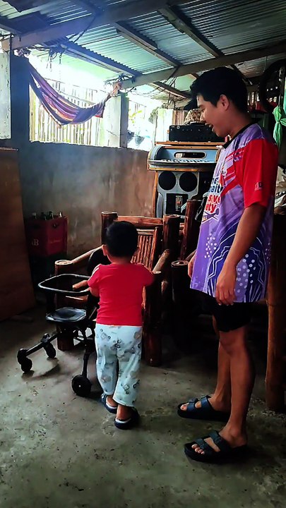 Ayaw wristlenga ang stroller Isaiah! 😂