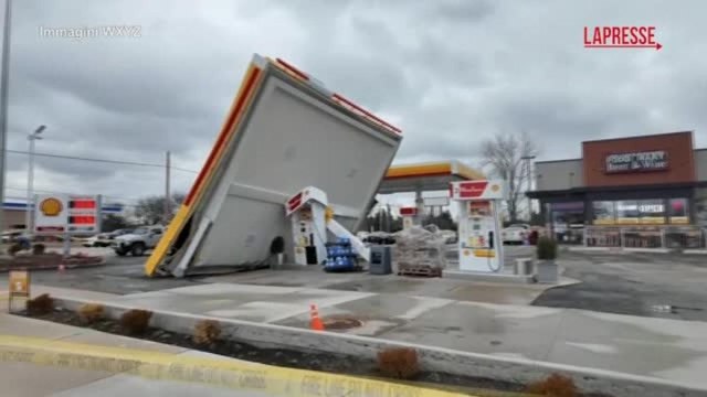 Maltempo a Detroit, le raffiche di vento hanno divelto il tetto di una stazione di servizio