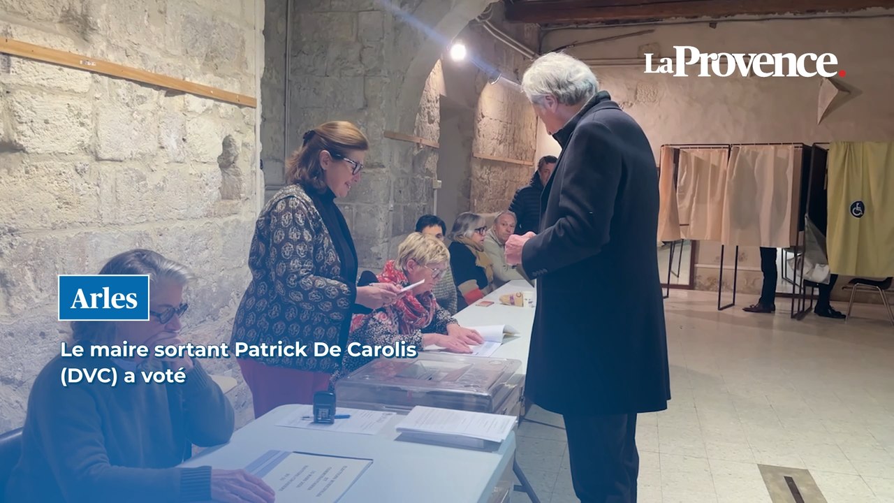 Arles : le maire sortant Patrick De Carolis (DVC) a voté