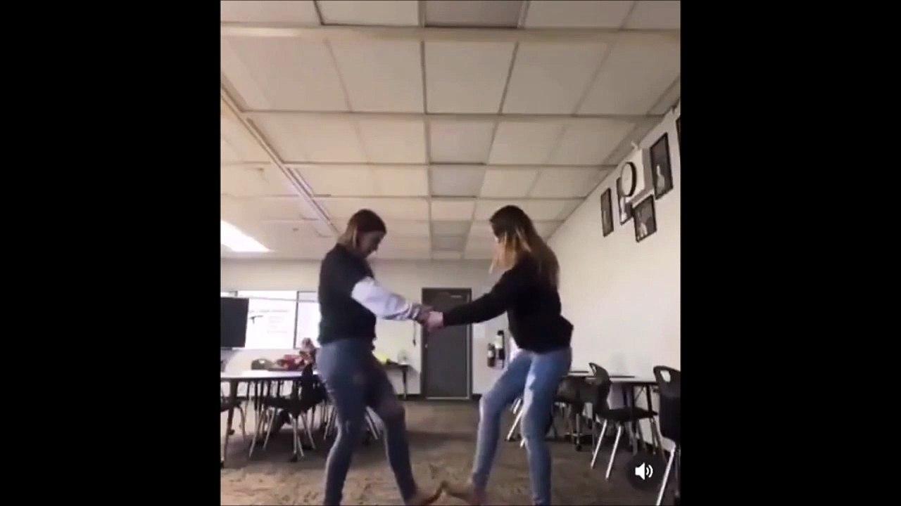 Elle lui montre un petit pas de danse... fail