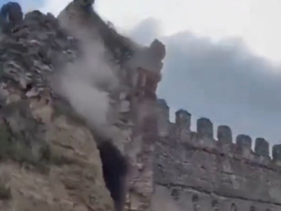 Schock-Moment: Historischer Burgturm stürzt plötzlich ein