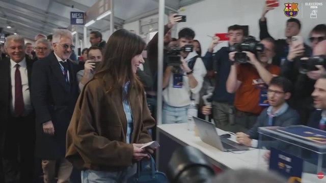 Mas Laporta que nunca: llega Aitana a votar y Laporta conquista a la sala con un gesto inaudito a pie de urna