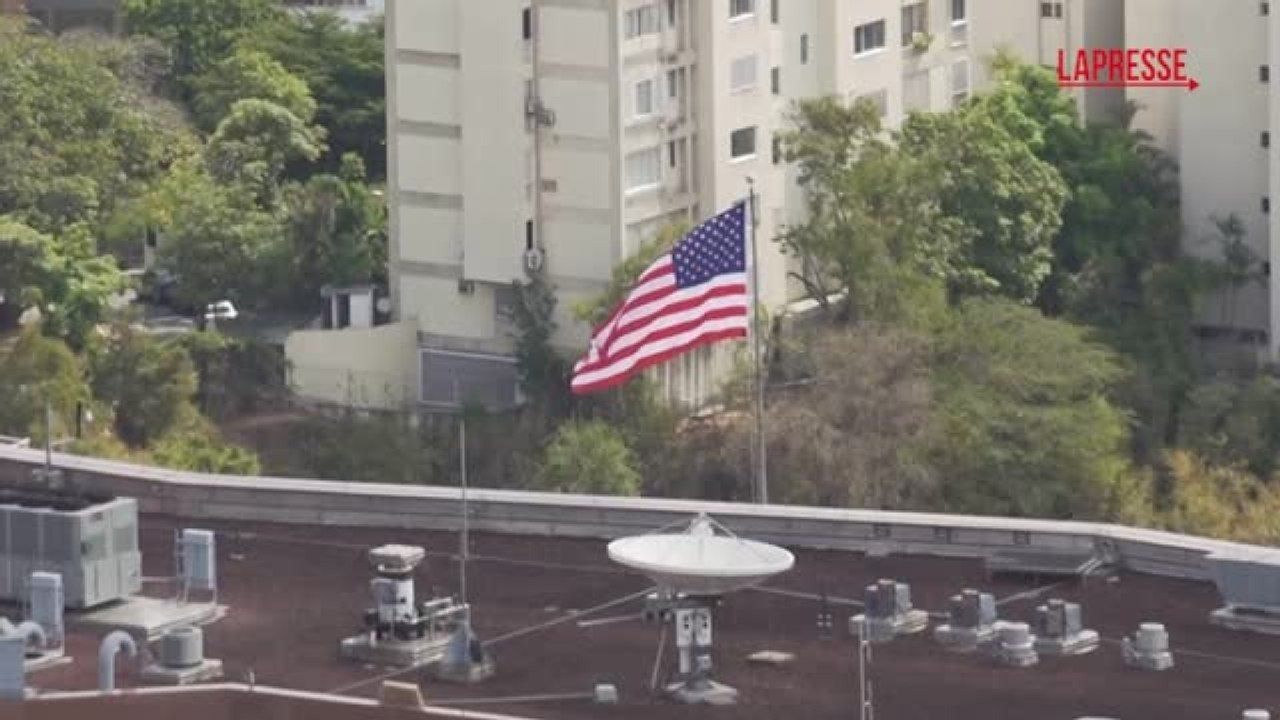 Caracas, la bandiera Usa torna a sventolare dopo sette anni