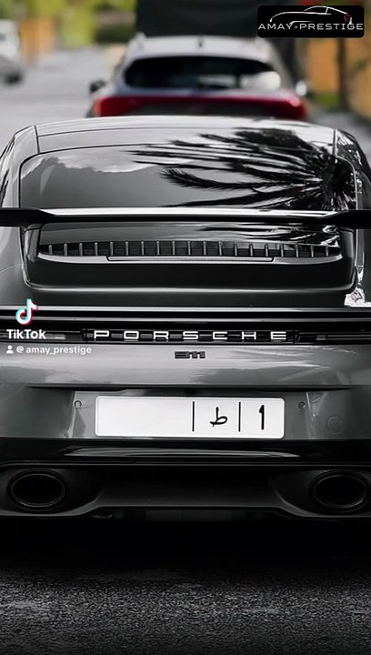 Puissance et élégance réunies. La légende Porsche 911 captée dans son élément, un mélange parfait de luxe et de performance. 🚀🔥”  #Porsche911 #CarPorn #LuxuryCars #Supercars #CarSpotting