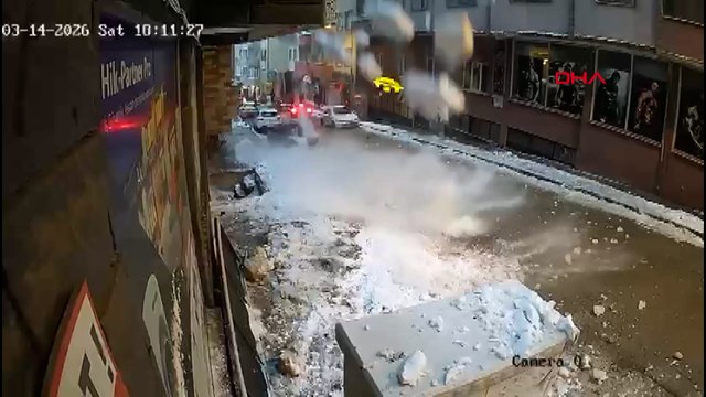 Üzerine çatıdan kar kütlesi düşen otomobil kullanılamaz hale getirdi