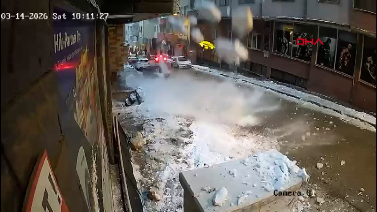 Üzerine çatıdan kar kütlesi düşen otomobil kullanılamaz hale getirdi