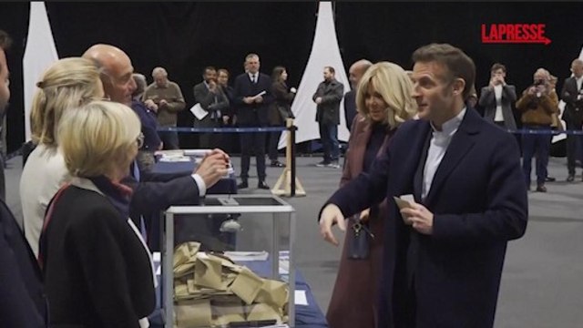 Il presidente francese Macron vota per le municipali a Le Touquet