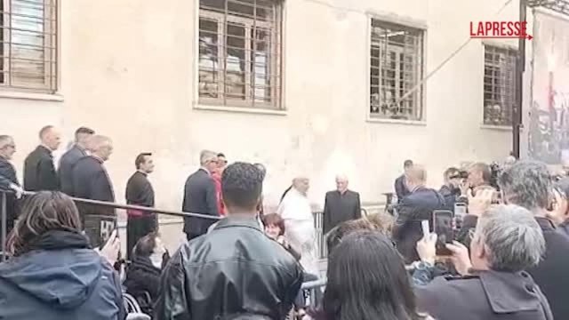 Papa Leone XIV arriva alla parrocchia di Ponte Mammolo: il saluto ai fedeli