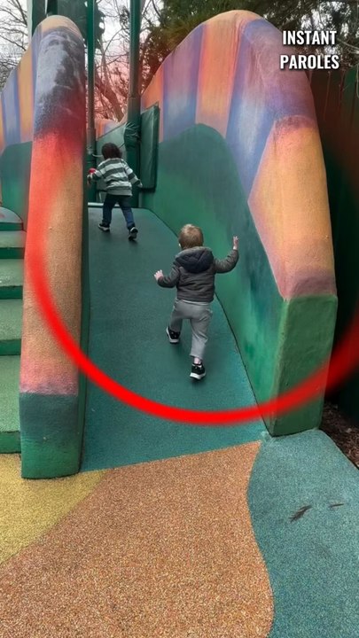 Ce petit garçon rend sa maman fière en aidant une petite fille dans le parc