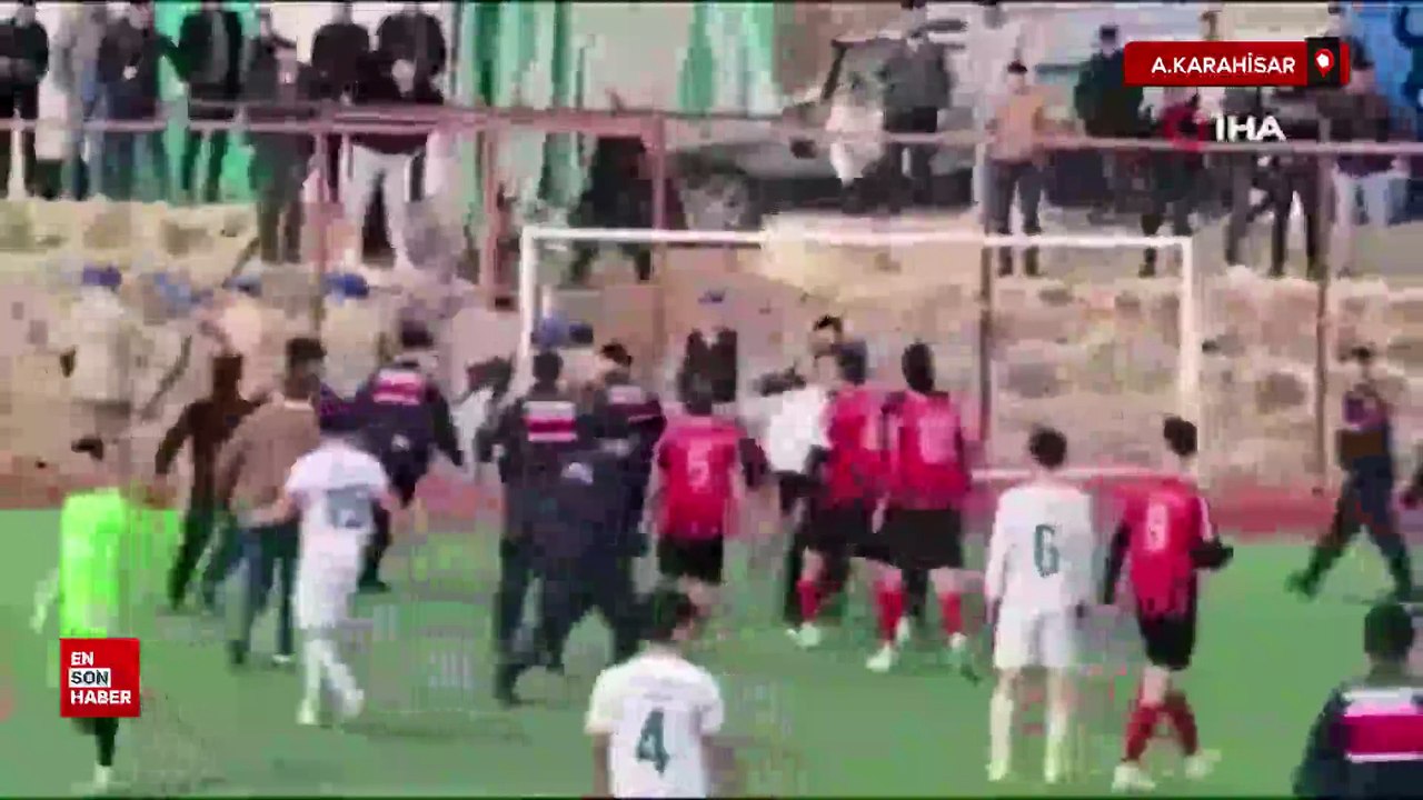 Afyonkarahisar'da bitiş düdüğü ile birlikte yeşil saha ringe döndü