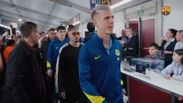 Los jugadors del FC Barcelona depositan sus votos en las urnas