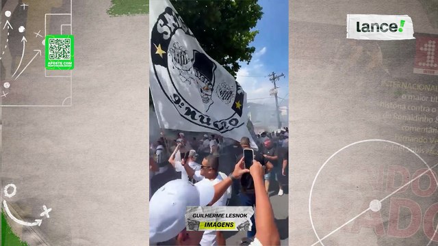 Organizada do Santos chega à Vila Belmiro com provocação ao Corinthians