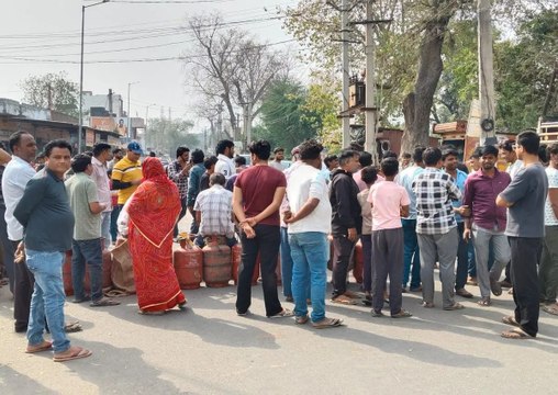 सिलेंडर के लिए तड़के 5 बजे से कतार, 10 बजे गैस एजेंसी के स्टाफ ने कहा-आज गाड़ी नहीं आएगी... गुस्साए लोग सड़क पर उतरे