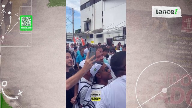 Zé Love, campeão da Libertadores com Neymar pelo Santos atende os torcedores na Vila Belmiro antes do clássico contra o Corinthians