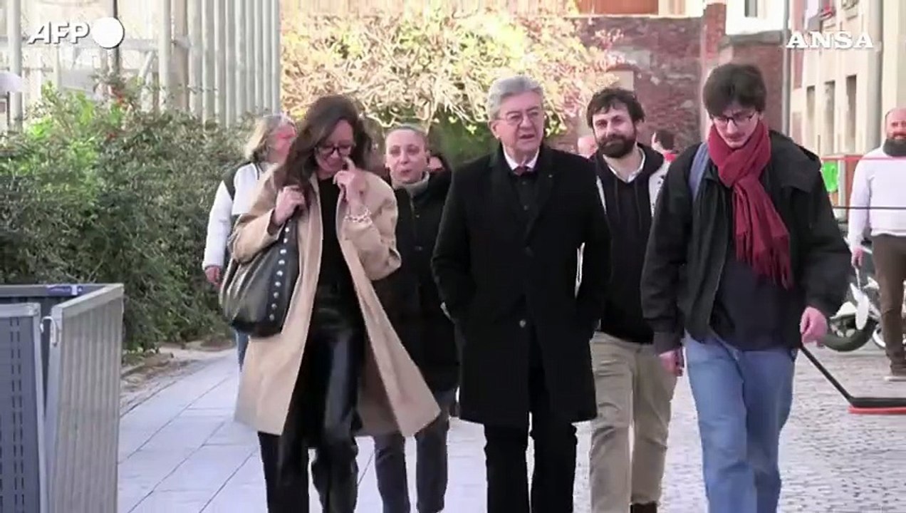 Elezioni comunali francesi: Macron, Melenchon e Bardella alle urne