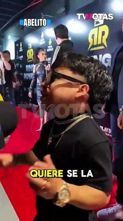 Abelito es chacaleado por la prensa en la alfombra roja del Ring Royale