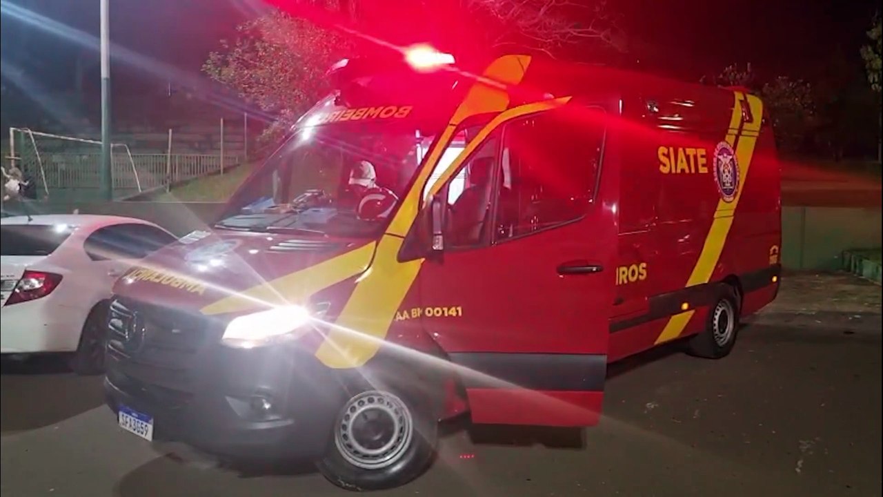 Adolescente sofre torção no tornozelo durante partida de vôlei no Lago Municipal de Cascavel