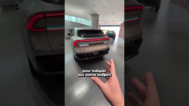 Pourquoi cette voiture a des phares bleus ?! #automobile #phares #electrique #autonome #shorts
