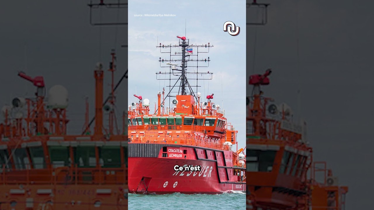 Un drone ukrainien frappe et détruit un navire russe en mer Noire #shorts