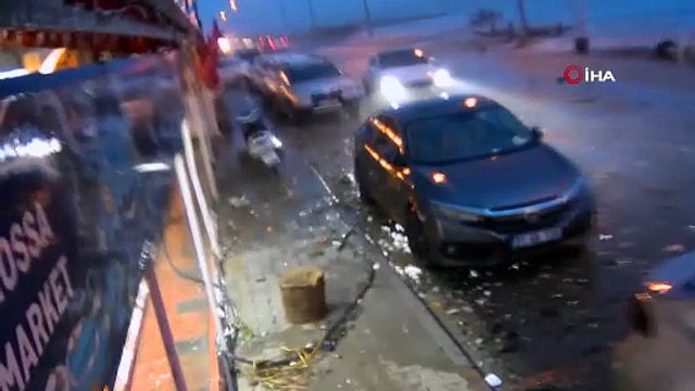 Hatay’da kuvvetli fırtınayla deniz taştı, iş yerleri zarar gördü... O anlar kamerada