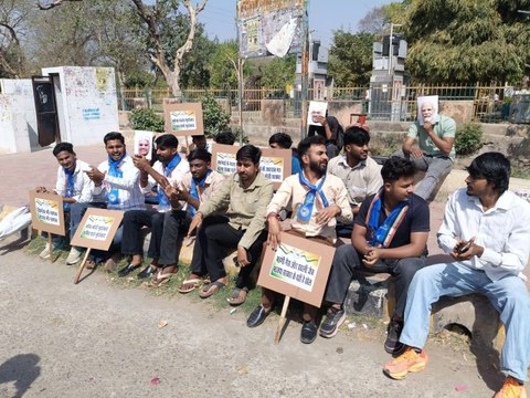 नाले पर चूल्हा रख गैस जला विरोध किया