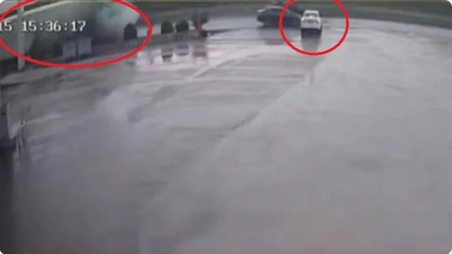 TIR’ın otomobilin üzerine devrildiği kaza kamerada